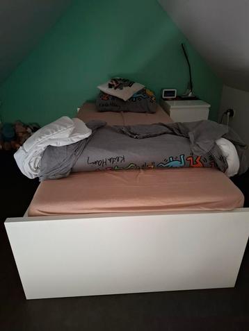 Ikea bed+ nachtkastje beschikbaar voor biedingen