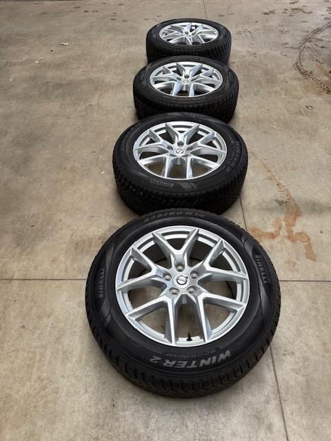 Orginele 18" Alu velgen + nieuwe winterbanden volvo XC60, Auto-onderdelen, Banden en Velgen, Velg(en), Winterbanden, 18 inch, 235 mm