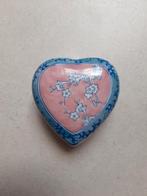 Boîte à bijoux en forme de cœur vintage ancienne porcelaine, Antiquités & Art, Enlèvement ou Envoi