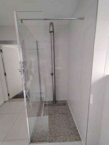 glazen douchewand beschikbaar voor biedingen