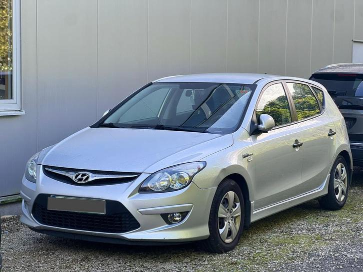 Hyundai I30 1.6 diesel, Auto's, Hyundai, Bedrijf, Te koop, i30, Diesel, Euro 5, Berline, 4 deurs, Handgeschakeld, Zilver of Grijs