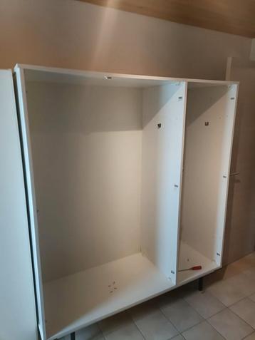 Witte kast met legplanken en hangers, Enlèvement, Utilisé