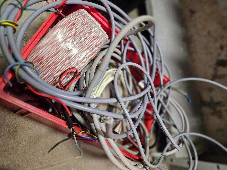 Toutes sortes de restes de câbles et de fils téléphoniques, Bricolage & Construction, Électricité & Câbles, Utilisé, Câble ou Fil électrique