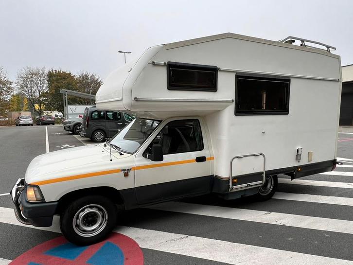 Unieke oldtimer camper Toyota Hilux 2.4D, Caravans en Kamperen, Mobilhomes, Particulier, tot en met 4, Alkoof, Diesel, Handgeschakeld