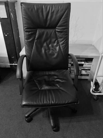 zwarte leren fauteuil beschikbaar voor biedingen