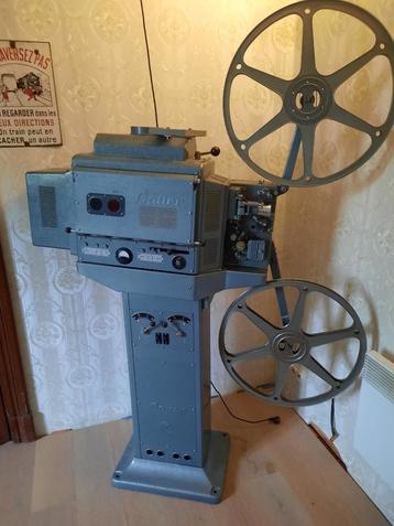 oude filmprojector beschikbaar voor biedingen
