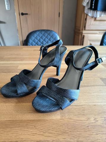Zwarte sandalen met hak mt 40.  Tamaris. beschikbaar voor biedingen