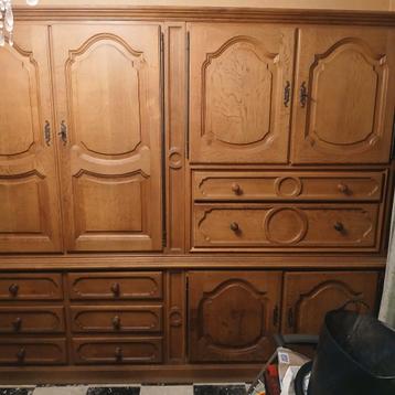 Wandkast in blanke eik beschikbaar voor biedingen