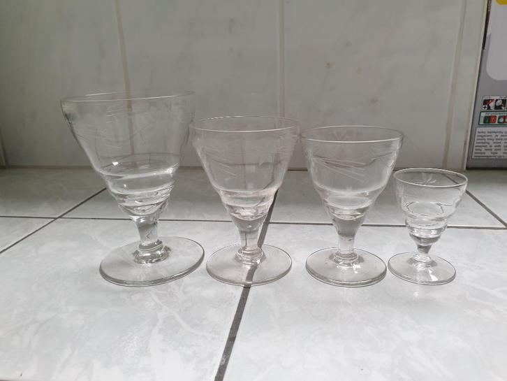 Eenendertig Vintage Glazen Set Sterretje Geëtst, Huis en Inrichting, Keuken | Servies, Gebruikt, Glas of Glazen, Overige stijlen