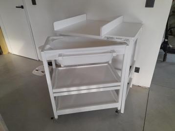 Luiertafel / verzorgtafel + babybad beschikbaar voor biedingen