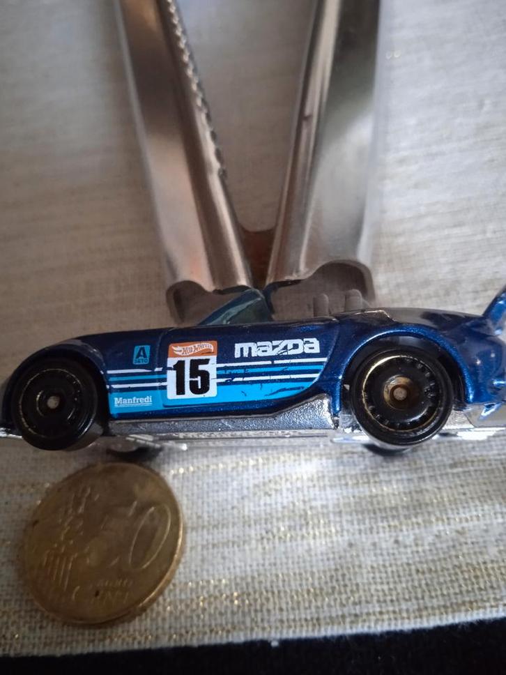 Mazda miata mx 5 van hotwheels, zeldzaam met deze striping, Hobby en Vrije tijd, Modelauto's | Overige schalen, Gebruikt, Ophalen of Verzenden