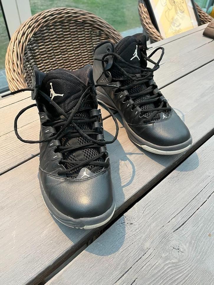 Zwart/Grijze Air Jordan basketbalschoenen – maat 45, Sport en Fitness, Basketbal, Zo goed als nieuw, Schoenen, Ophalen