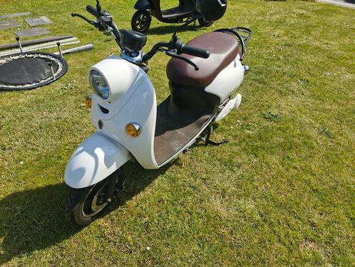 Witte electrische scooter Leone klasse B, Fietsen en Brommers, Snorfietsen en Snorscooters, Zo goed als nieuw, Ophalen