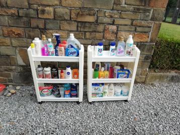 Kunststof trolleys op wielen met verschillende producten. beschikbaar voor biedingen