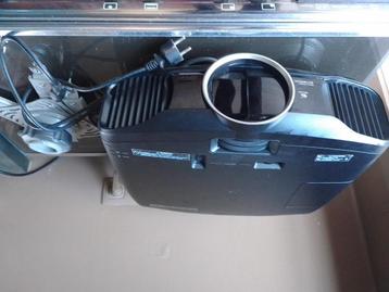 Beamer Epson en bijhorend scherm beschikbaar voor biedingen