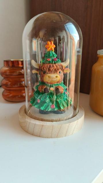 Kerstdecoratie: stolpje met Schotse Hooglander beschikbaar voor biedingen