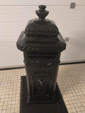 Boîte aux lettres anglaise en pierre. beschikbaar voor biedingen