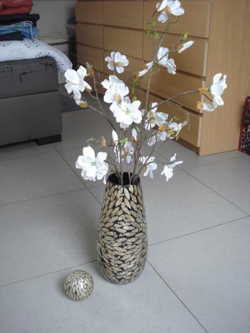 Mooie vaas met kunstbloemen + bijpassende bol beschikbaar voor biedingen