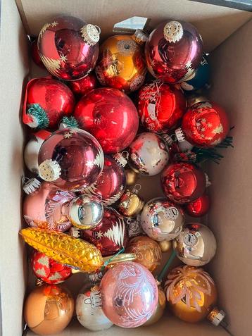 Très grand lot de boules de Noël disponible aux enchères