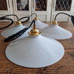 Quatre lampes suspendues anciennes en verre opalin français, Enlèvement ou Envoi