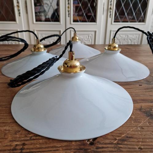 Quatre lampes suspendues anciennes en verre opalin français, Antiquités & Art, Antiquités | Éclairage, Enlèvement ou Envoi