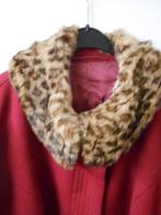 MANTEAU ROUGE AVEC BORDURE EN FOURRURE DE LÉOPARD., Enlèvement