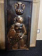 Art en relief en cuivre, 'Femme portant une cruche sur la tê, Antiquités & Art, Enlèvement ou Envoi