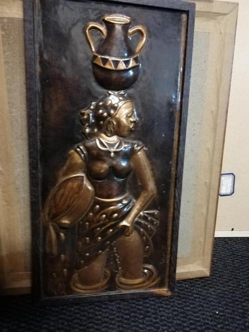 Art en relief en cuivre, 'Femme portant une cruche sur la tê, Antiquités & Art, Art | Art non-occidental, Enlèvement ou Envoi