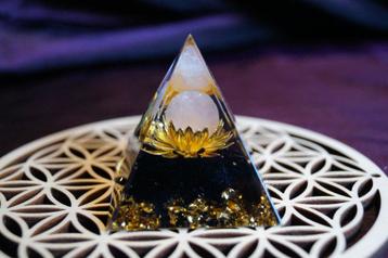 Pyramide Orgonite Lotus Quartz et Obsidienne beschikbaar voor biedingen