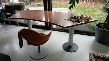Design-bureautafel beschikbaar voor biedingen