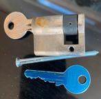 Cylindre de porte de garage avec 2 cles et visserie., Ophalen of Verzenden, Gebruikt