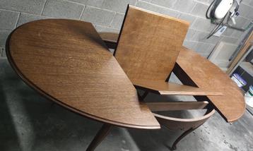 Massieve eiken uitschuifbare tafel met bijpassend tafelkleed beschikbaar voor biedingen