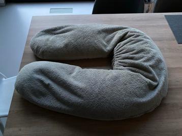 Borstvoedingskussen met extra ronde hoes beschikbaar voor biedingen