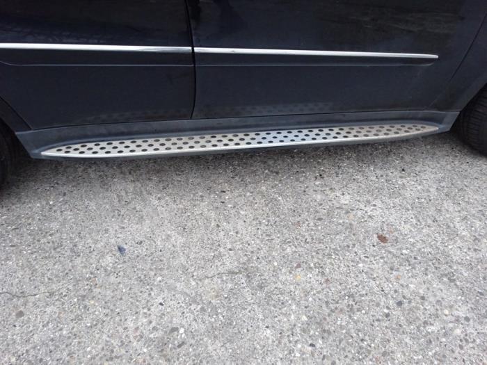 Zijskirt rechts van een Mercedes ML-Klasse (197), Auto-onderdelen, Carrosserie, Mercedes-Benz, Gebruikt, 3 maanden garantie, Ophalen of Verzenden