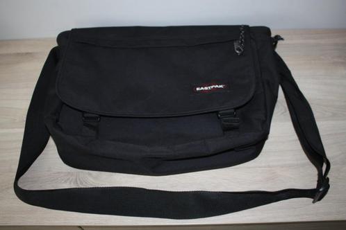 Eastpak laptop tas , rits en clips sluitingen , draagriem..., Computers en Software, Laptoptassen, Zo goed als nieuw, 15 inch