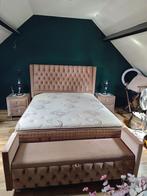 Queensize boxpsring met pouf en nachtkastjes, Huis en Inrichting, Slaapkamer | Boxsprings, Ophalen, Overige kleuren, Tweepersoons
