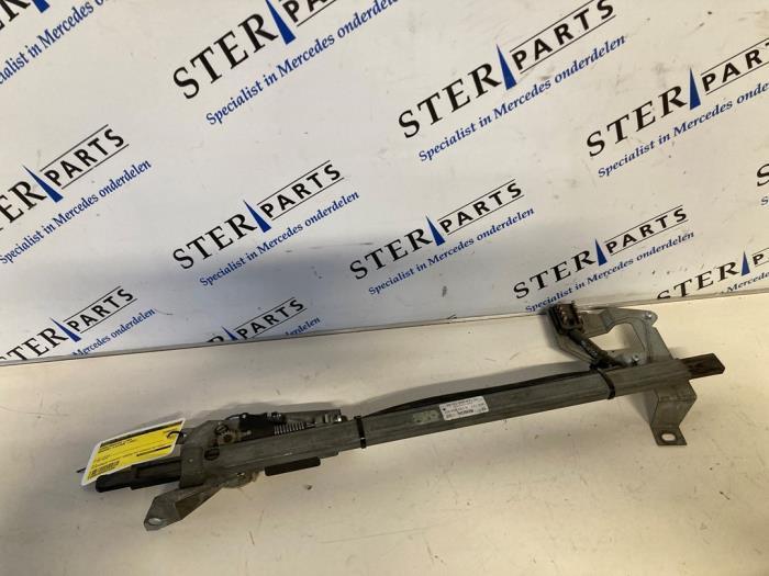 Gordelaangever links van een Mercedes E-Klasse, Auto-onderdelen, Interieur en Bekleding, Mercedes-Benz, Gebruikt, 3 maanden garantie