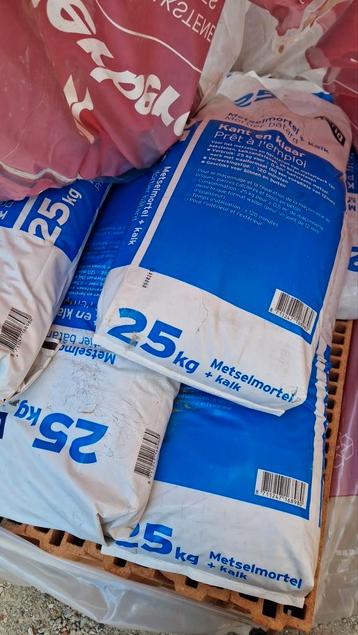 Zakken metselmortel met kalk beschikbaar voor biedingen