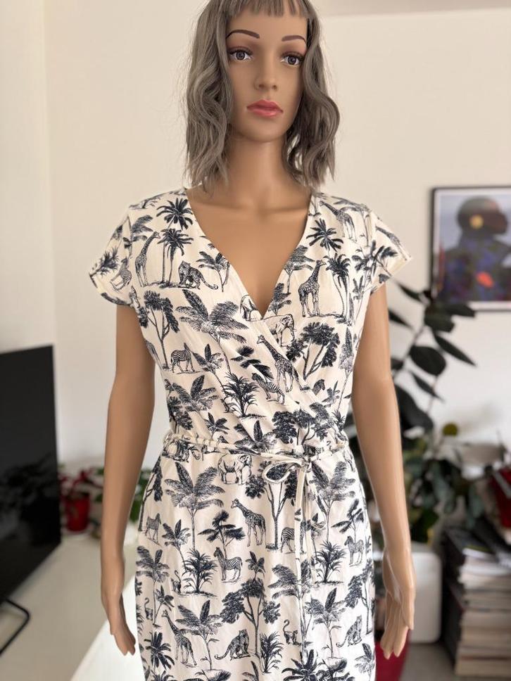 Cotton summer dress with fun safari print (size S/M), Kleding | Dames, Jurken, Zo goed als nieuw, Maat 38/40 (M), Wit, Knielengte
