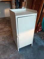 Ijzeren kast afsluitbaar met hangslot drie leggers., Ophalen