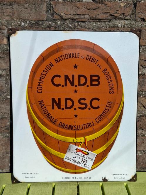 Authentiek emaillebord C.N.D.B. drankslijterij jaar 63, Verzamelen, Biermerken, Zo goed als nieuw, Reclamebord, Plaat of Schild