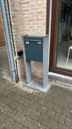 Blauwe steen voet met brievenbus, Tuin en Terras, Brievenbussen, Ophalen, Zo goed als nieuw