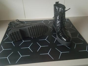 nieuwe schoenen beschikbaar voor biedingen