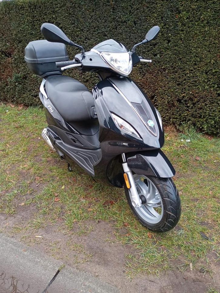 Piaggio new fly B klasse  in heel mooie staat 45 km u, Fietsen en Brommers, Scooters | Piaggio, Zo goed als nieuw, Fly, Klasse B (45 km/u)