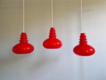 Trio of Space Age hangers in rode opaline beschikbaar voor biedingen