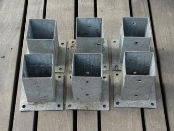 Verzinkte paalhouders voor houten palen (9x9 en 10x10 cm) beschikbaar voor biedingen