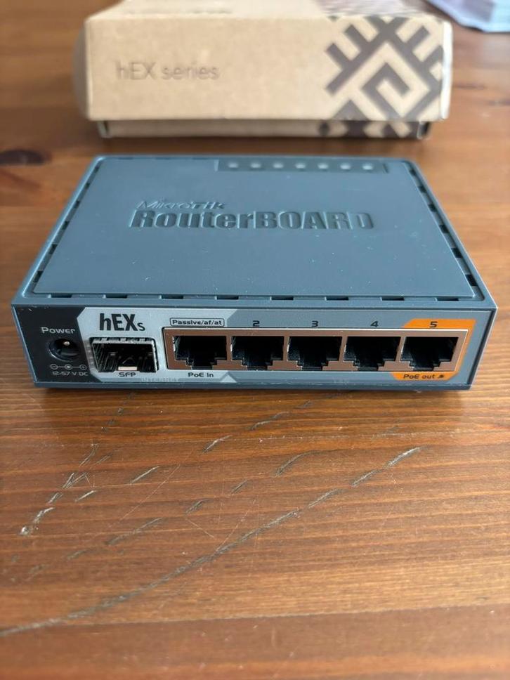Mikrotik hEX S gigabit router met SFP, Computers en Software, Netwerk switches, Zo goed als nieuw, Ophalen of Verzenden