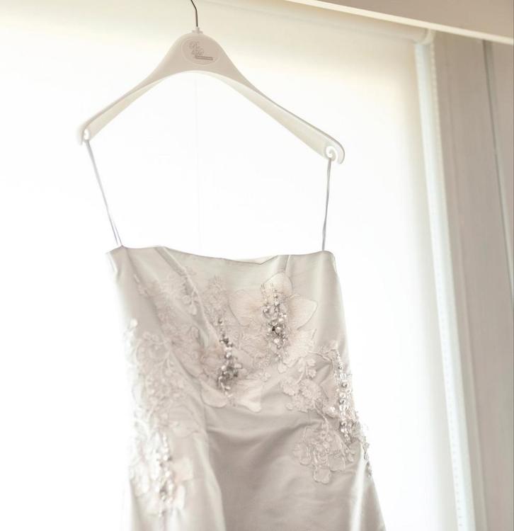 Trouwjurk Nicky Vankets mt 38, Kleding | Dames, Trouwkleding en Trouwaccessoires, Zo goed als nieuw, Trouwjurk, Grijs, Ophalen