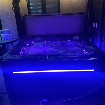 Exclusieve en krachtige 3pers jacuzzi /3 pompen/muziek beschikbaar voor biedingen