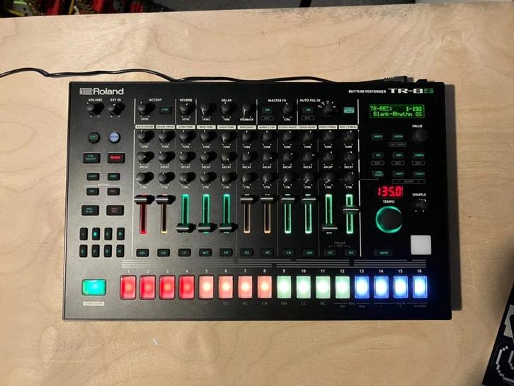 Roland TR8S tafelmodel synthesizer-drumcomputer, Muziek en Instrumenten, Drumcomputers, Zo goed als nieuw, Roland, Ophalen of Verzenden